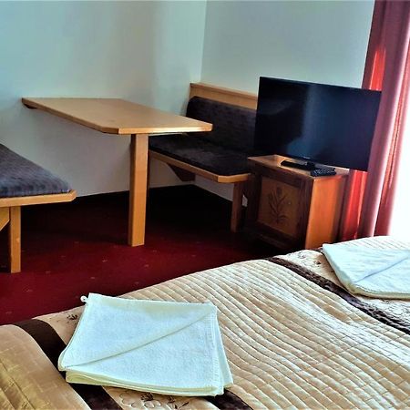 Hotel Alpinum Треффен Экстерьер фото