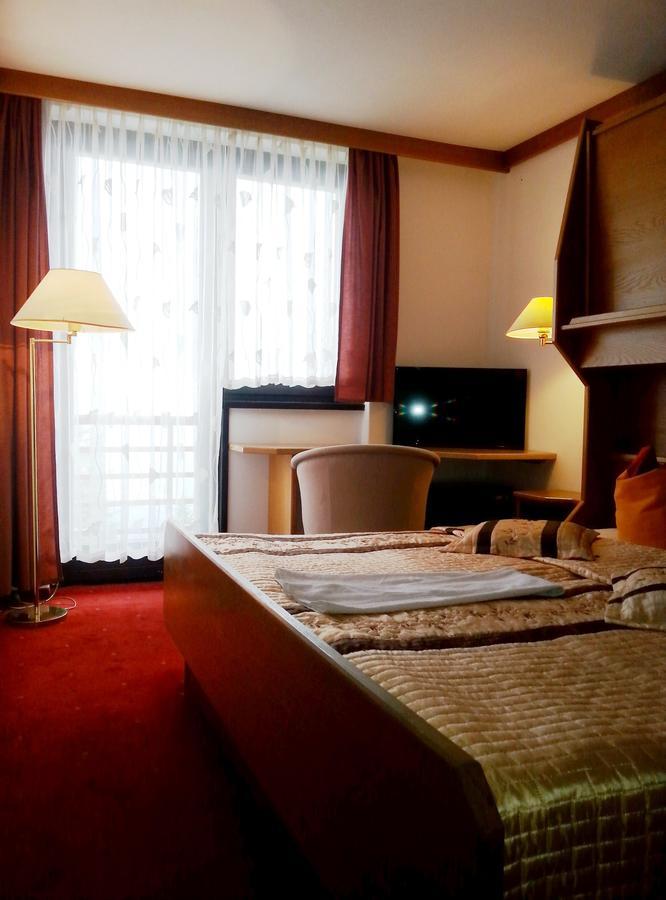 Hotel Alpinum Треффен Экстерьер фото